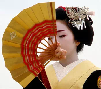 Umegiku geisha avec son eventail