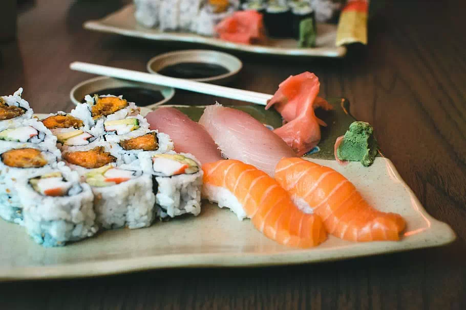 Plateau de sushi et maki avec le gingembre mariné et le wasabi