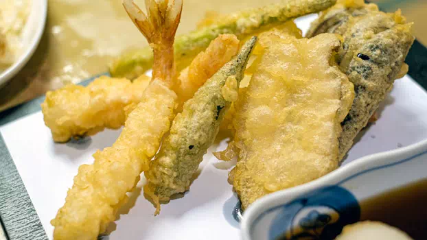 tempura crevette haricot aubergine et courgette avec sauce soja