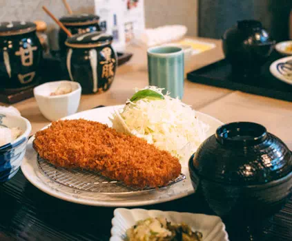 tonkatsu avec une salade de chou et une soupe miso restaurant Japon